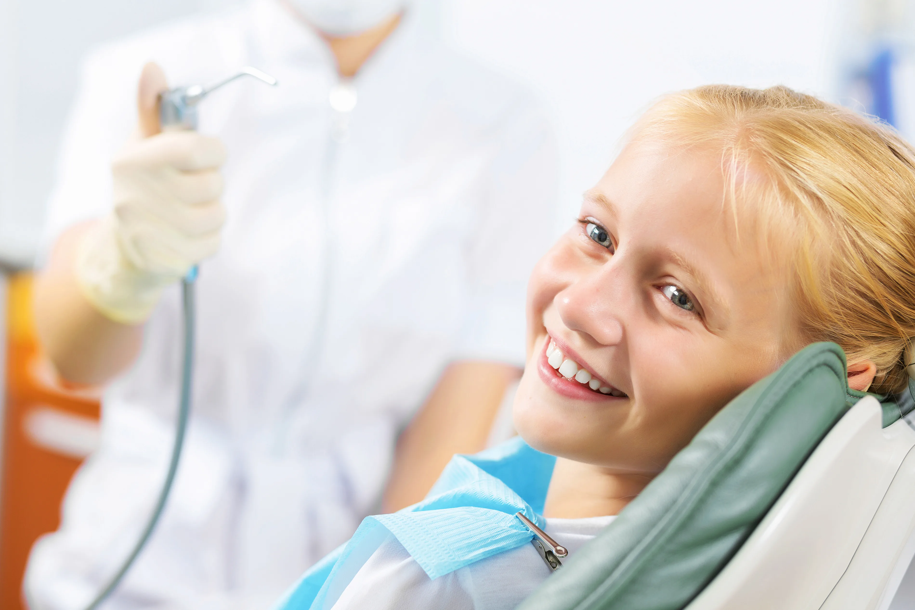 Giovane ragazza sorridente in uno studio dentistico