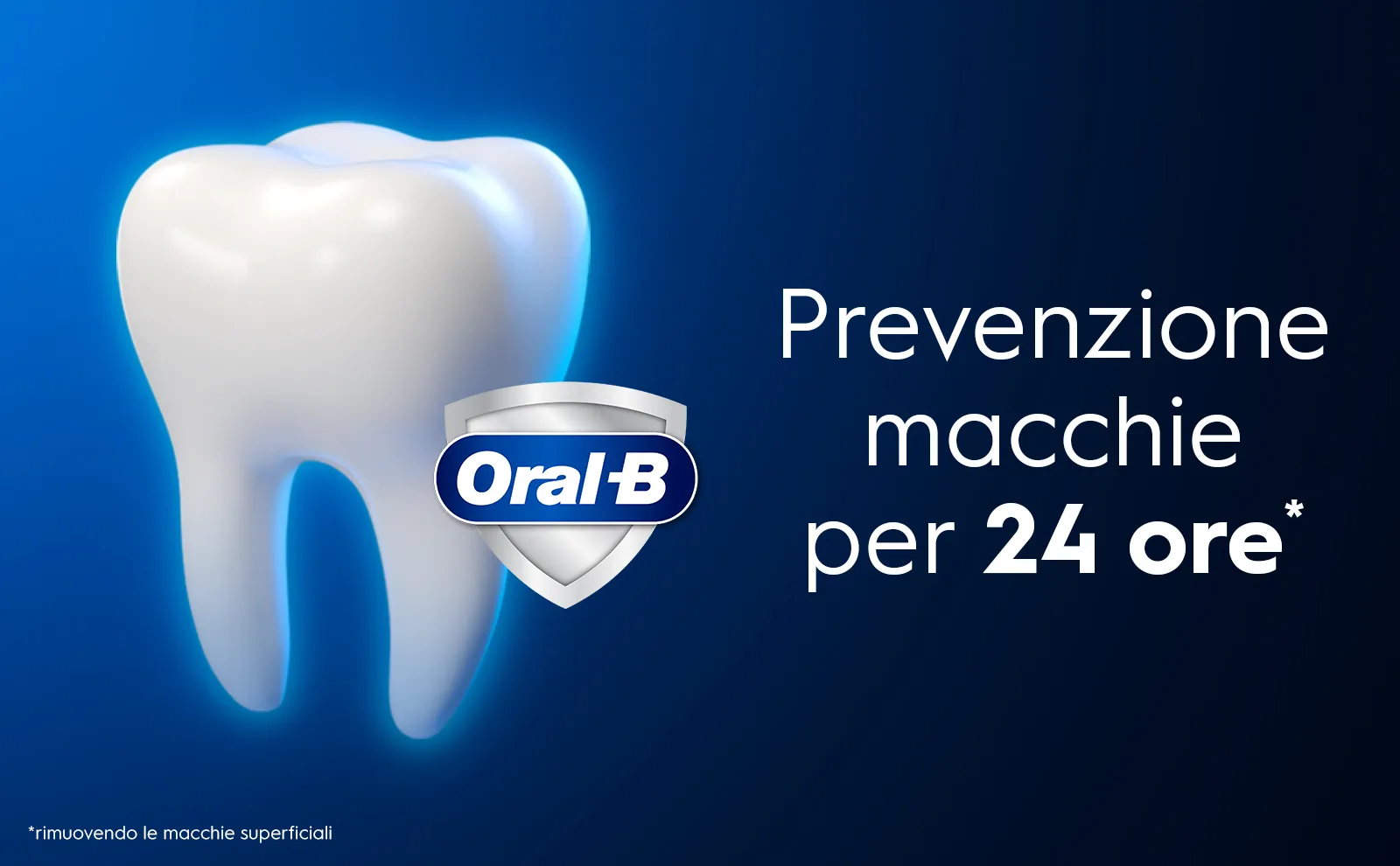 Una donna sorride visualizzando il potere di rimozione delle macchie fino al 100%. 
