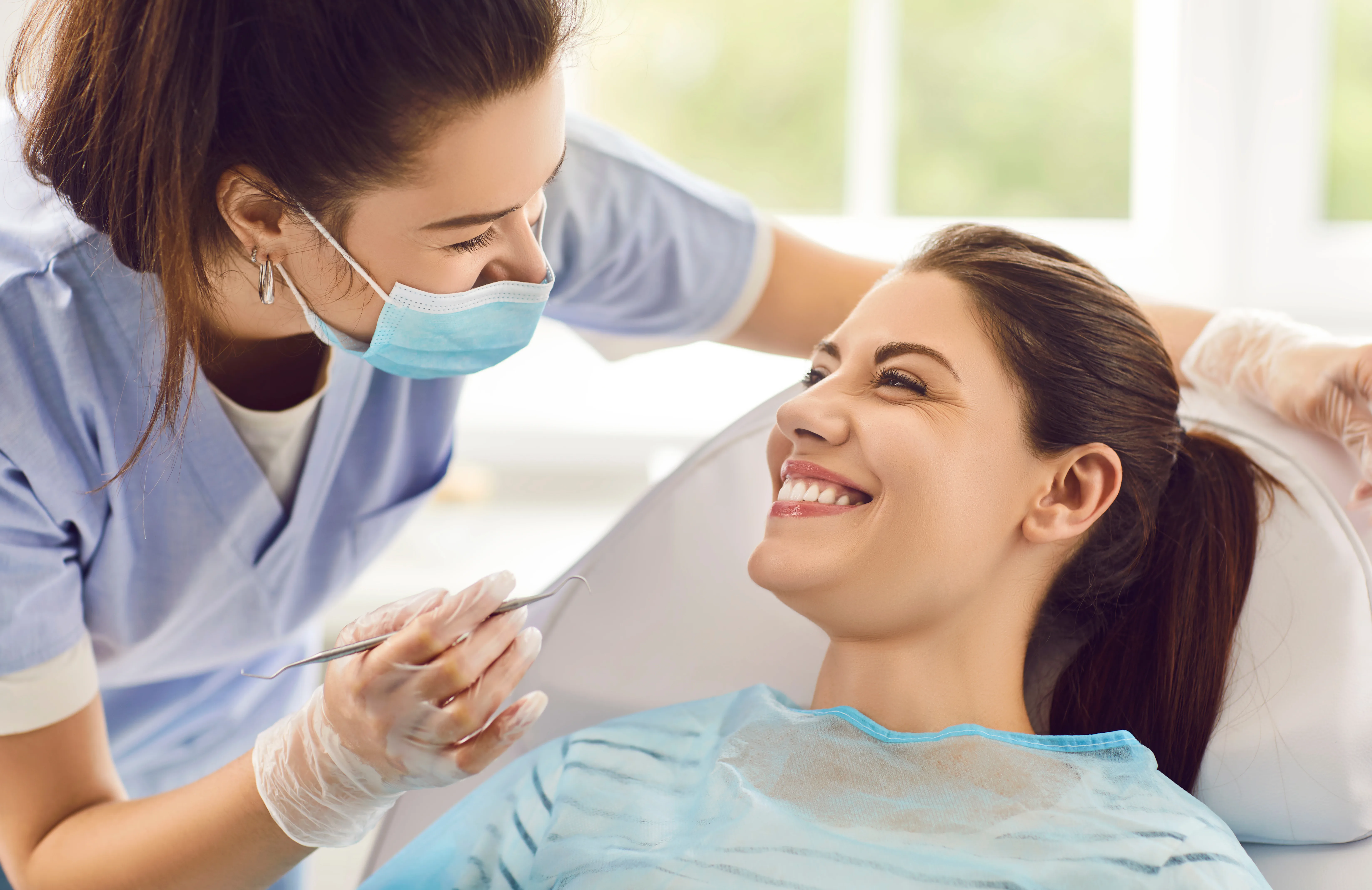 Dentista professionista con paziente che controlla la sua salute orale