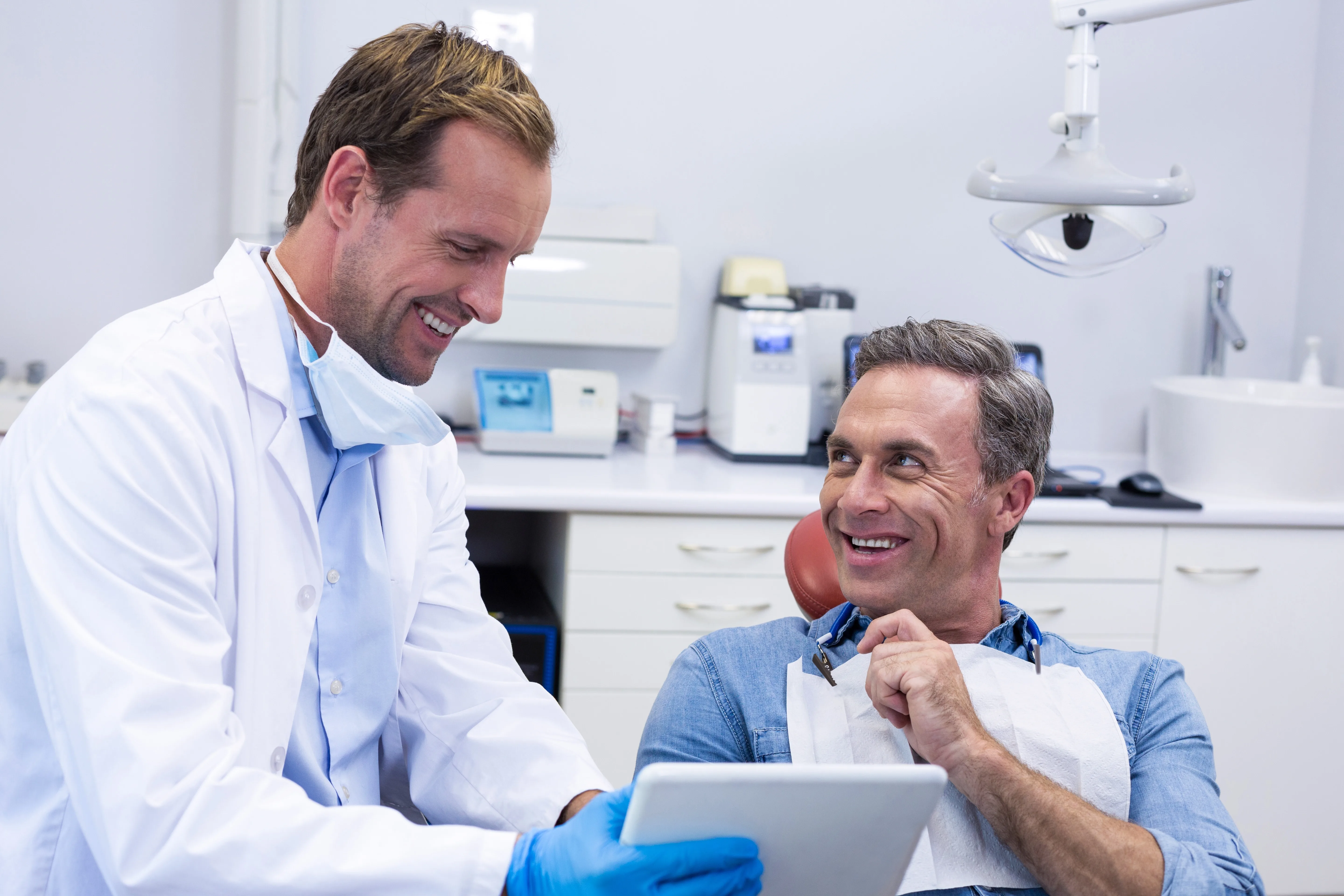 Dentista che mostra i risultati al paziente.