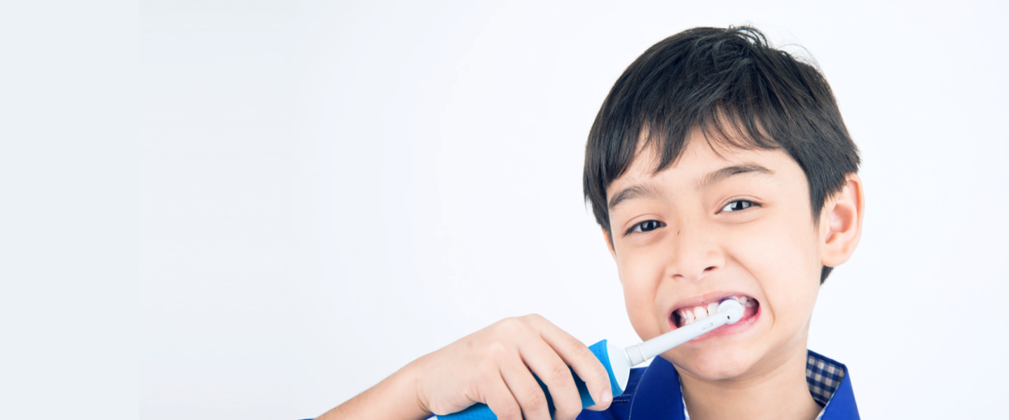 Padre e figlio si lavano i denti con spazzolini da denti Oral-B