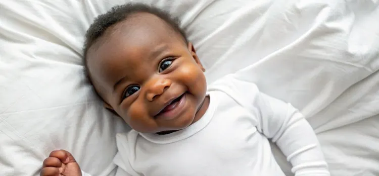 Neonato sorridente mostra le gengive prima della comparsa dei denti 