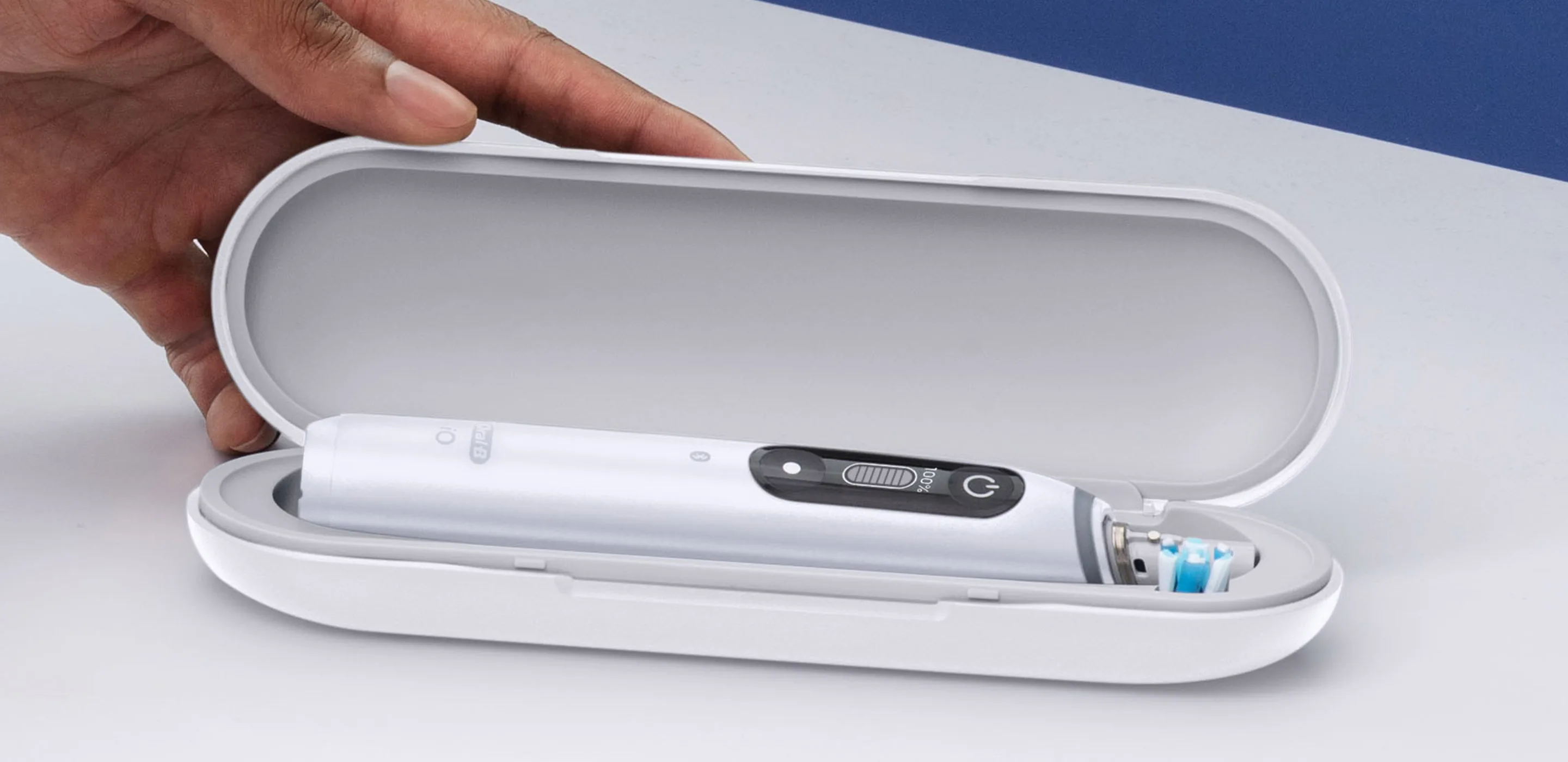 Spazzolino elettrico Oral-B iO Series 7 nella sua custodia da viaggio premium 
