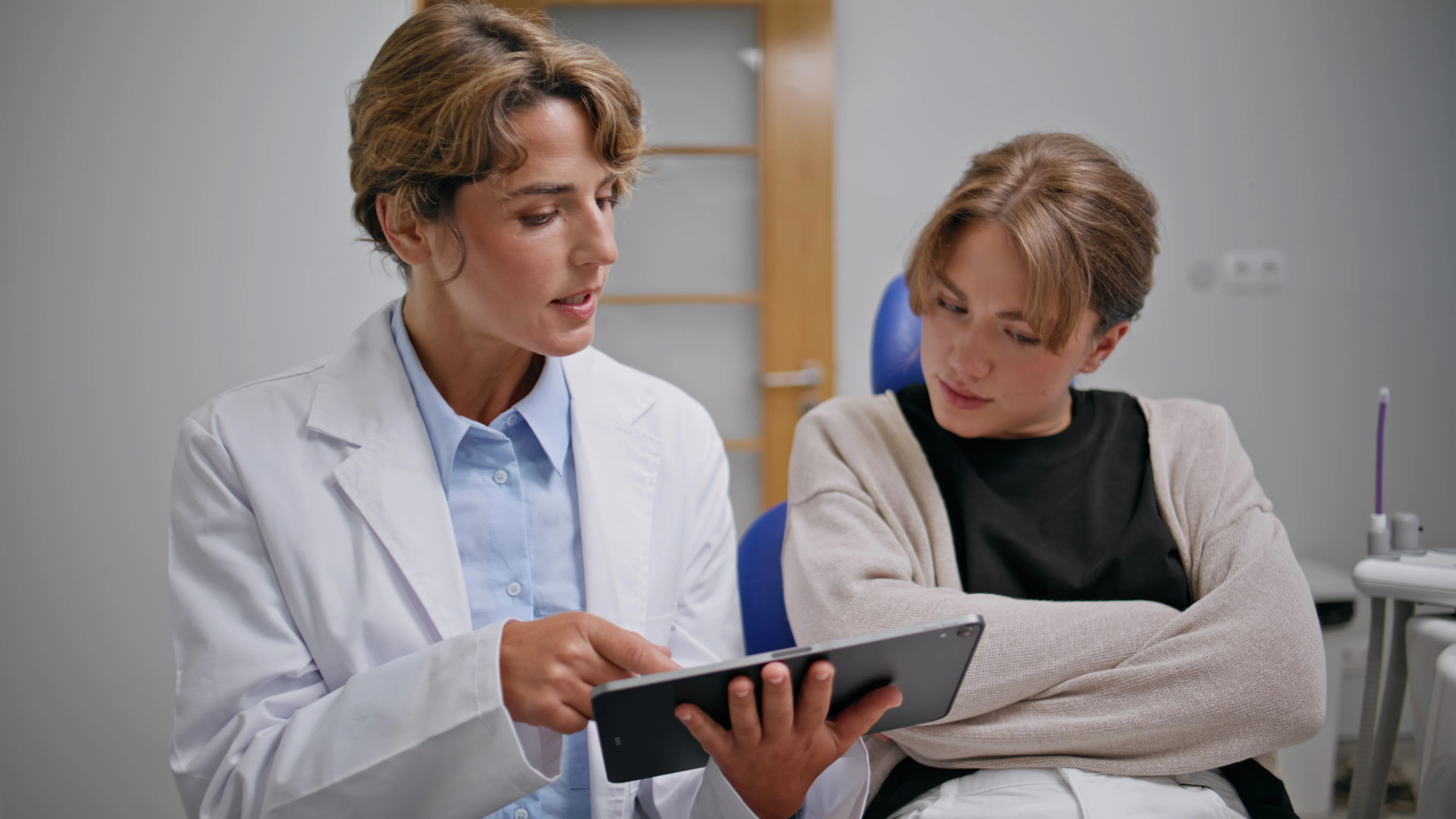 Article - Tongue Scraping: Benefits for Oral health and How to Do it Effectively - Raschiamento della lingua: Benefici per la salute orale e come farlo in modo efficace - HERO