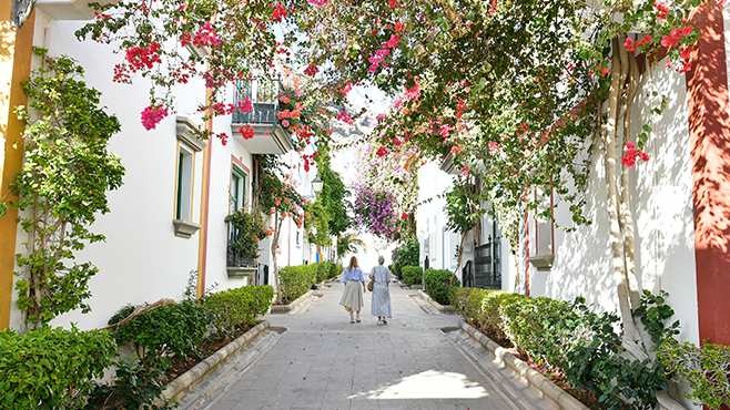Gate med masse blomseter - flybilletter til Gran Canaria med TUI
