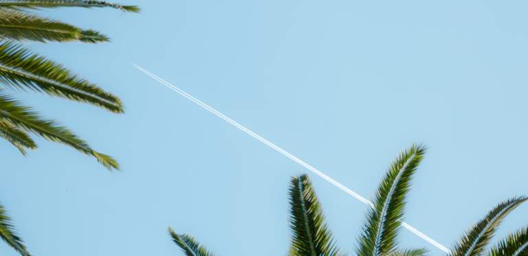 Billige flybilletter hos TUI, illustrasjonsbilde av et TUI fly i luften.