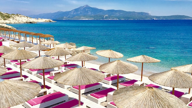 Strand solsenger med rosa madrasser