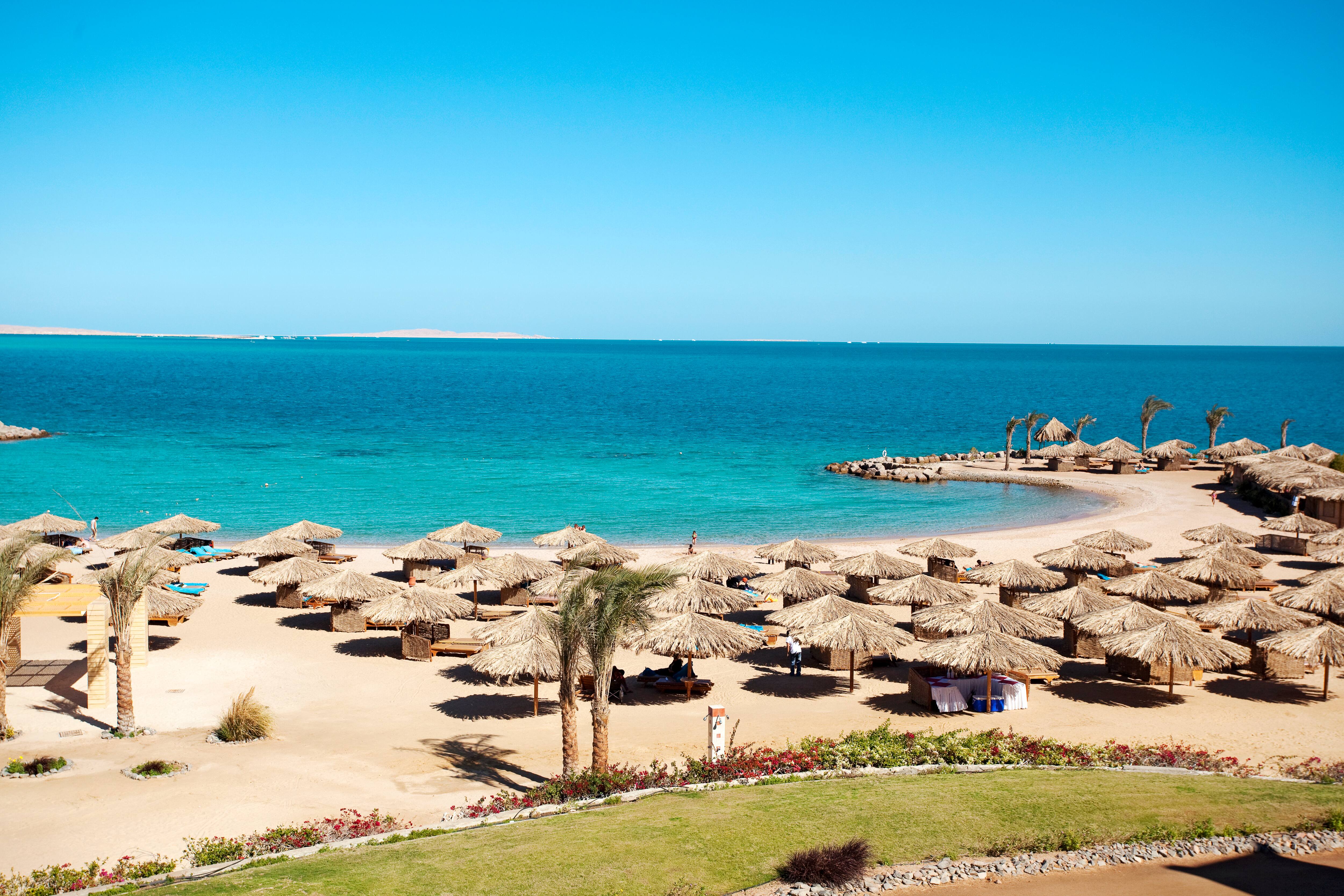 Vakker strand med krystallklart vann i Egypt.