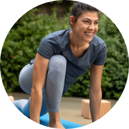 Donna che fa ginnastica e sorride dopo il trattamento Invisalign®