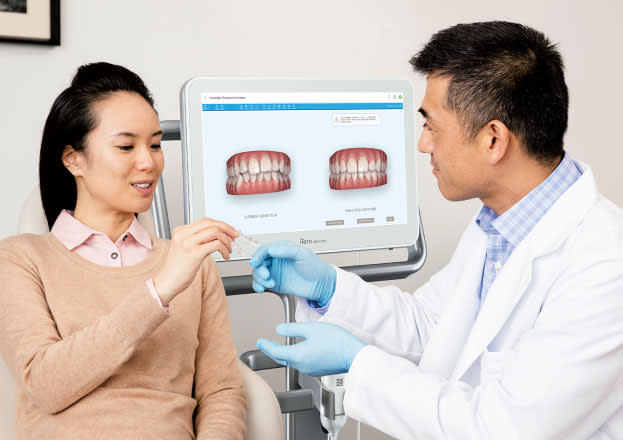 Dentiste remettant au patient des aligneurs transparents Invisalign