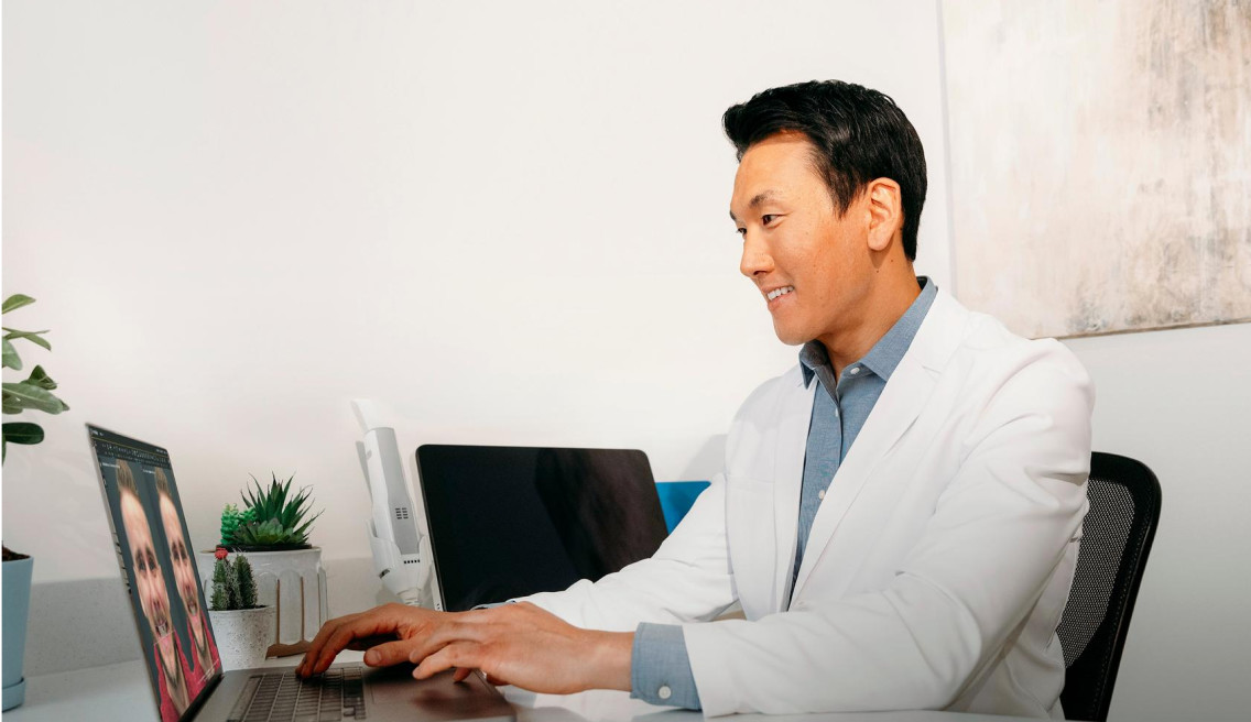 Invisalign male doctor using Invisalign Smile Architect software
