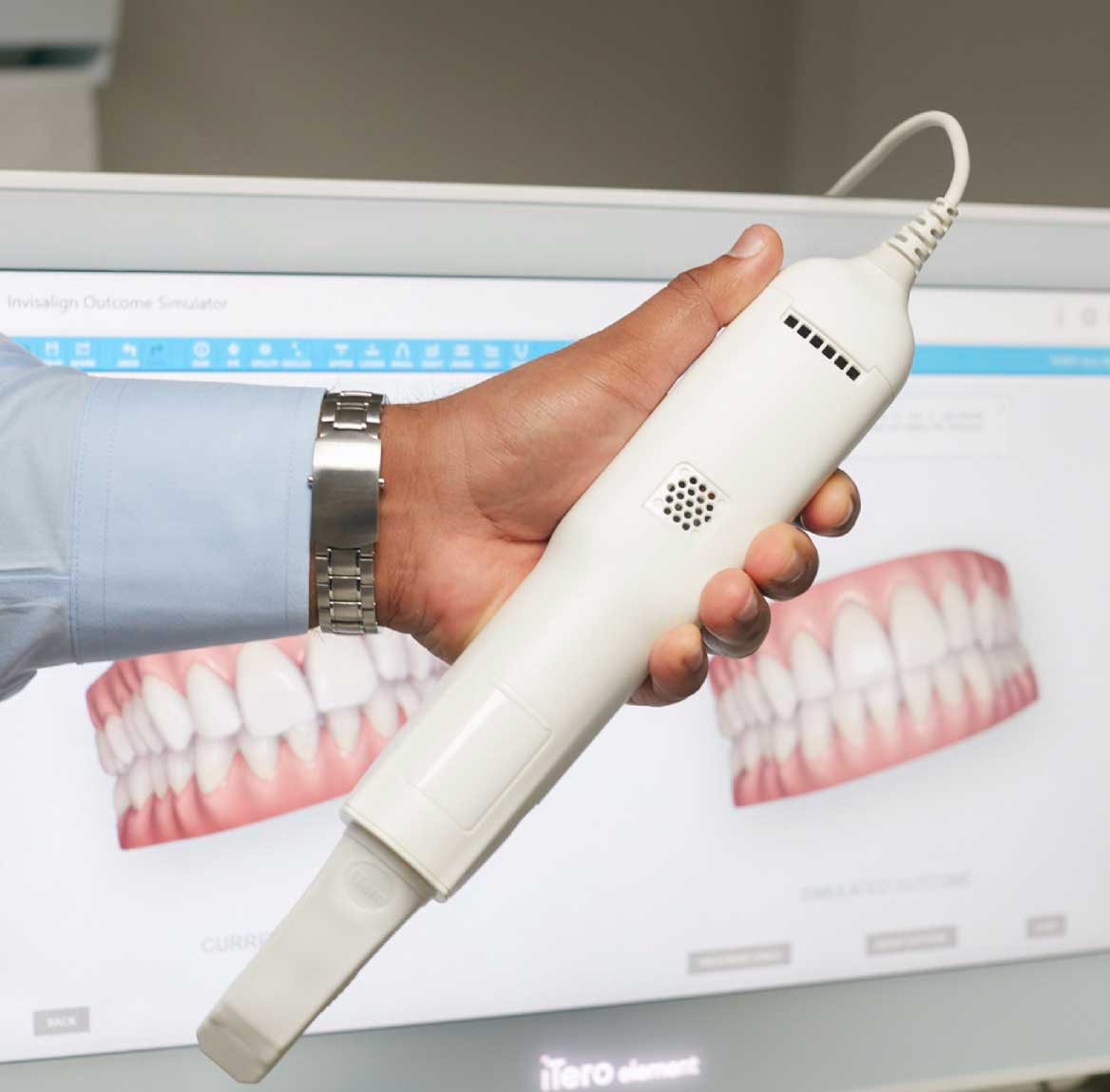 Dentiste tenant un scanner iTero Element®