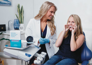 Invisalign Professional Whitening doctor with her fermale patient