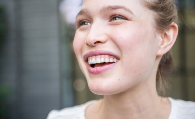 Mulher sorrindo com os alinhadores transparentes Invisalign