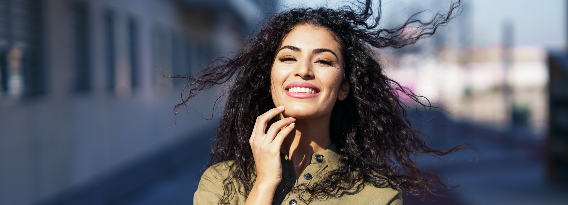 Girl smiling with her Aligners - how Invisalign works