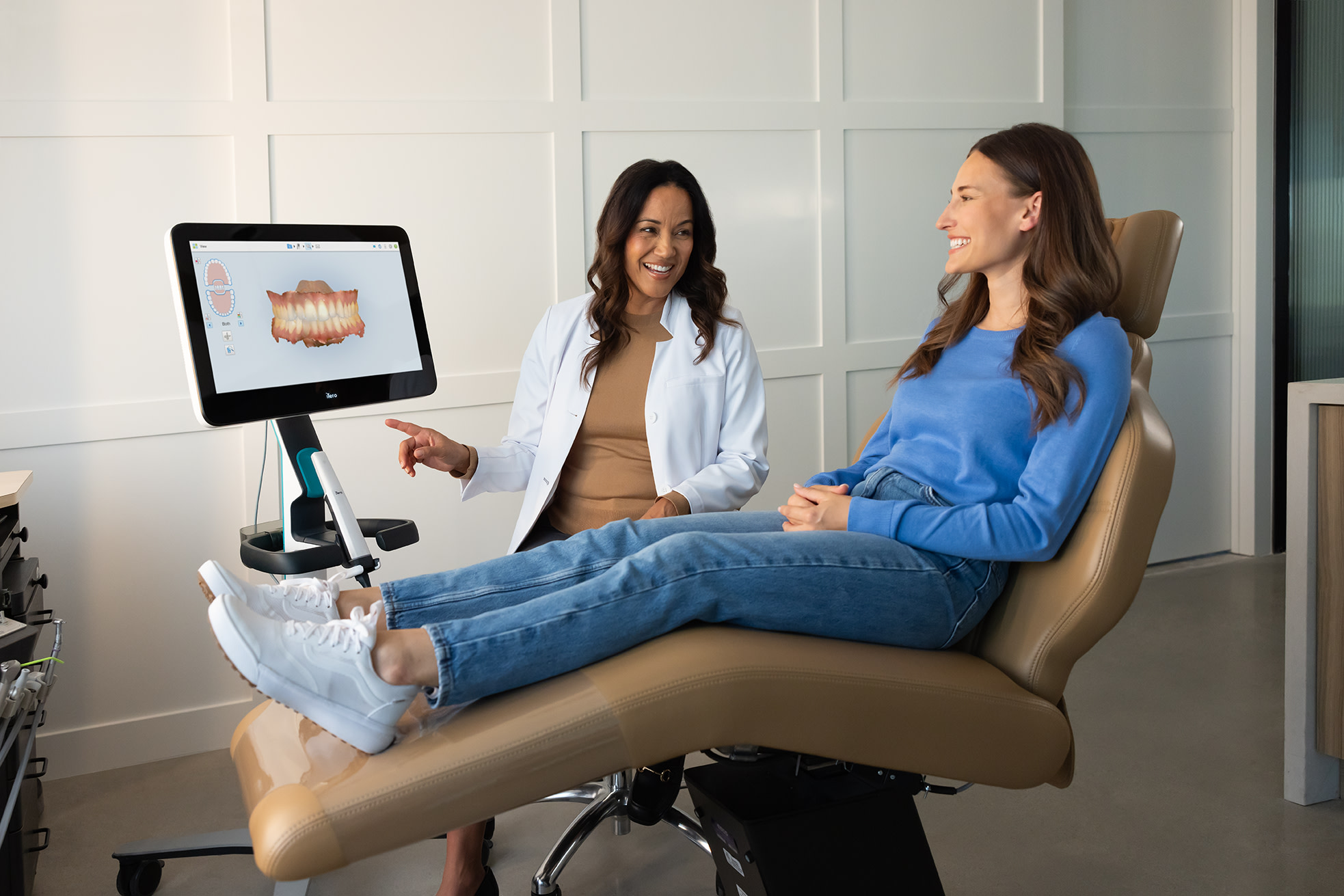 iTero Lumina - Lifestyle Shot 16 ScreenIn 0224 LR