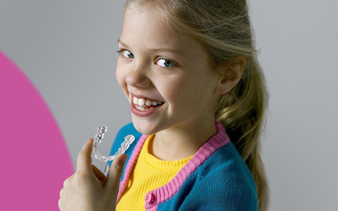 Una bambina indossa gli aligner Invisalign®