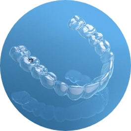 Esempio di aligner Invisalign su sfondo blu