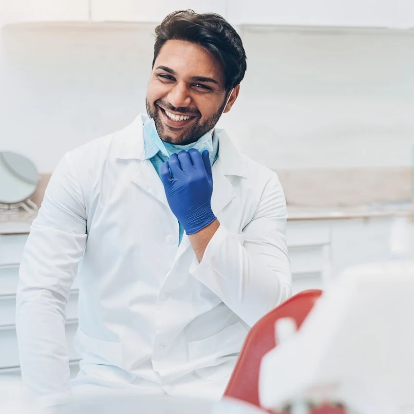 طبيب Invisalign® يبتسم
