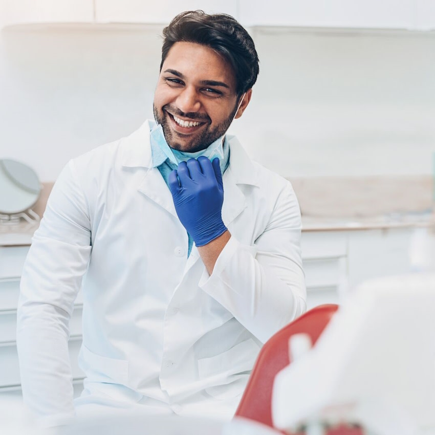 طبيب Invisalign® يبتسم