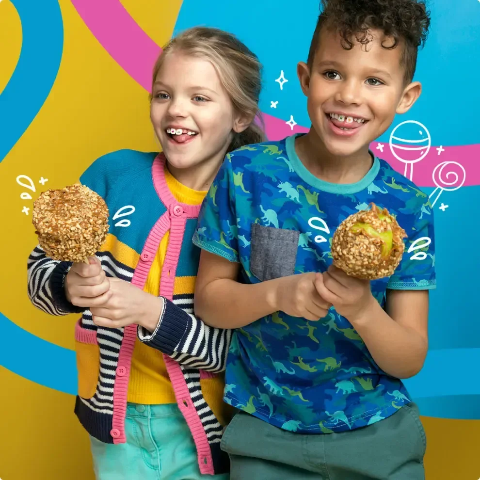 Ragazzo e ragazza mangiano e sorridono dopo il trattamento Invisalign®