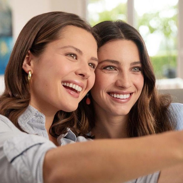 Invisalign_Clear_Aligner_Smile_Blog_0022_M_Invisalign_Global_Shoot_Day_2_NH_Diningroom_10318__1_.jpg