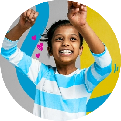 Ragazza con camicia a righe blu che sorride mentre indossa gli aligner Invisalign® First