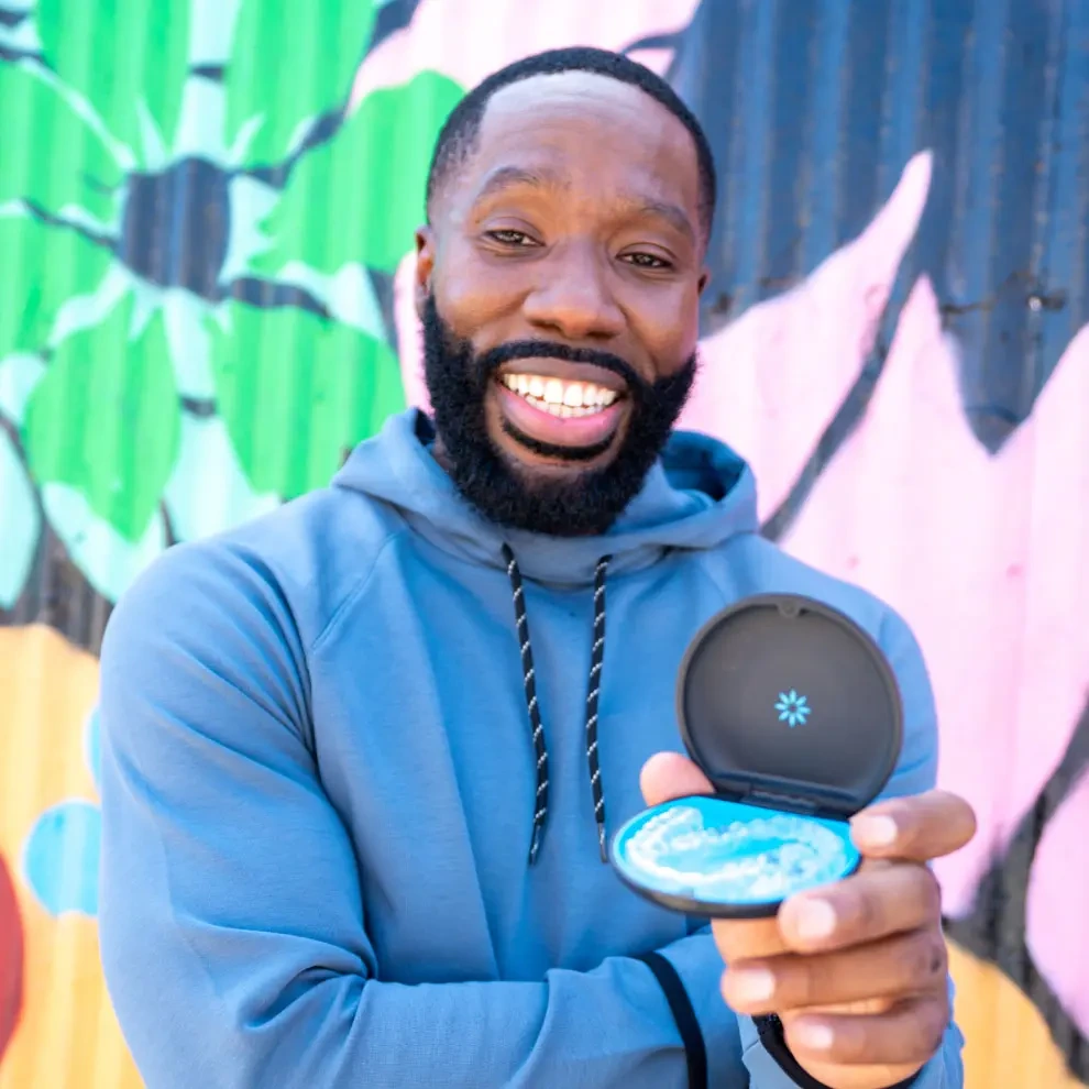 Uomo adulto tiene aperta la custodia dell'allineatore