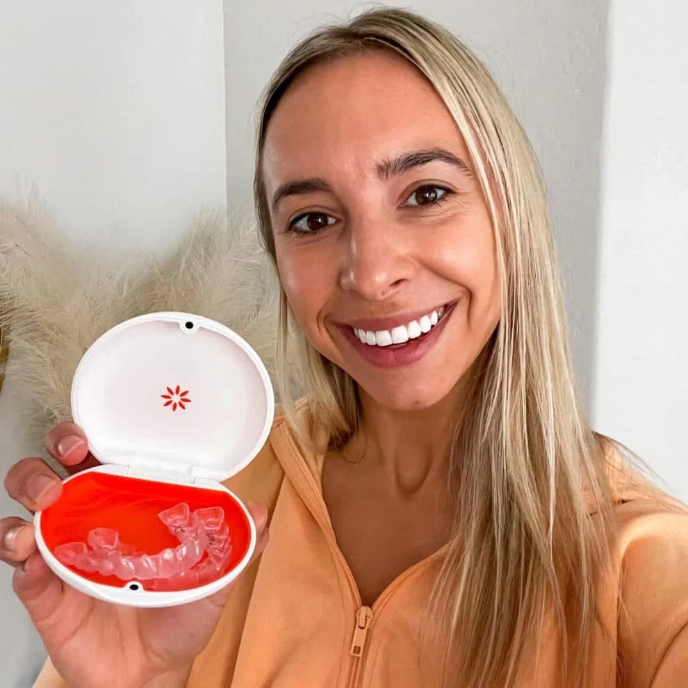 La ragazza tiene i Vivera™ retainers.