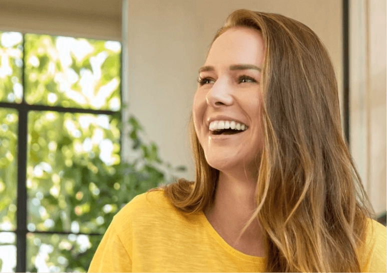 Pacjentka z pięknym uśmiechem po leczeniu Invisalign
