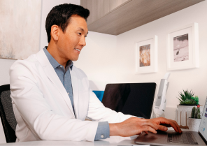 image-card-doctor-on-computer