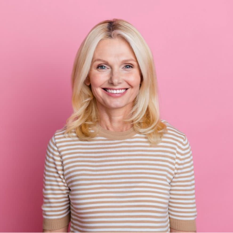 Invisalign® tedavisinden sonra gülümseyen bir kadın