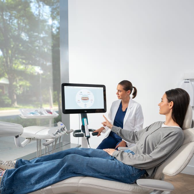 Invisalign® doktoru ve hasta, Invisalign tedavisinin nasıl çalıştığını inceliyor