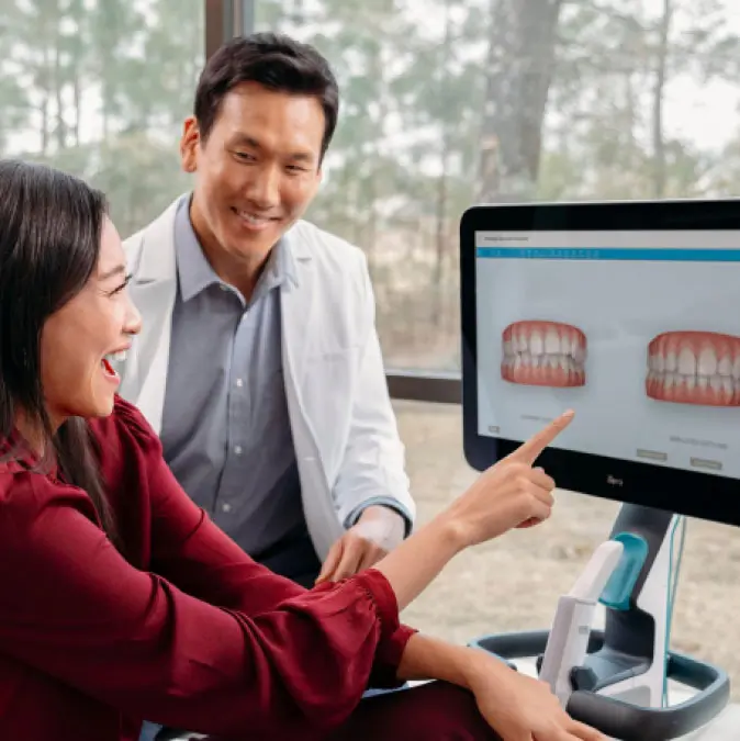 Invisalign® doctor and patient checking how Invisalign treatment works