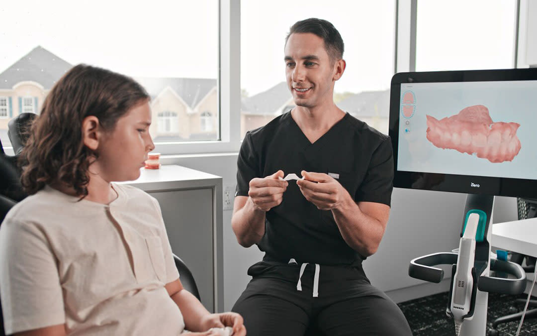 photo-resources-doctor-showing-kid-invisalign-palatal-expander
