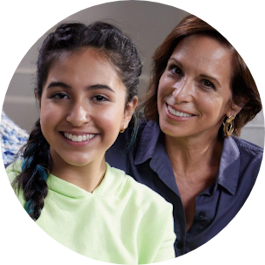 Mamma e figlia sorridenti dopo il trattamento Invisalign®