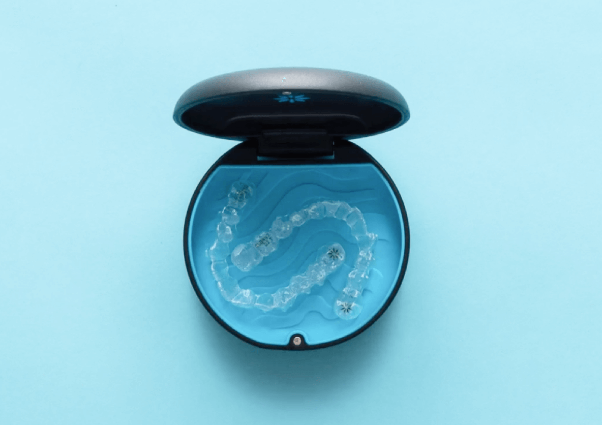 Um alinhador transparente Invisalign em um case aberto