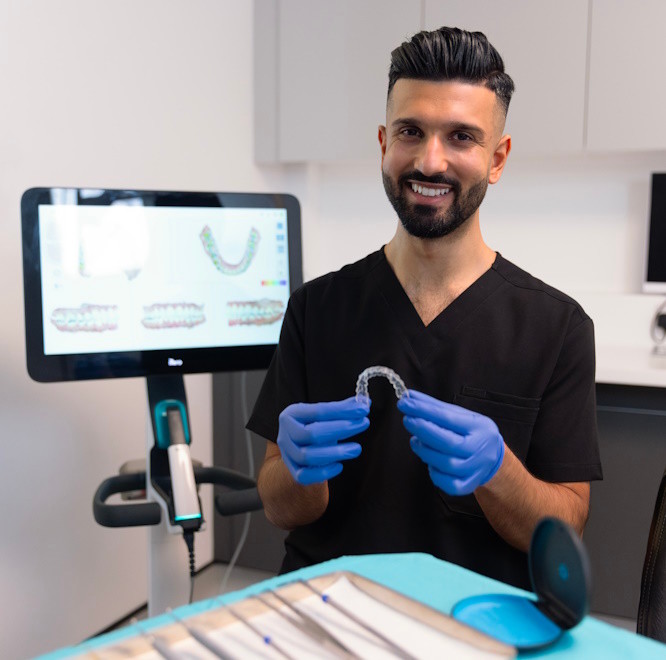 For General dentists > Hero > photo doctors with invisalign Aligners