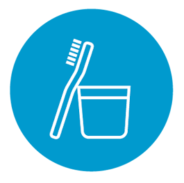 Spazzolino e tazza su sfondo blu