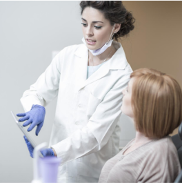 photo-card-dr-talking-with-patient