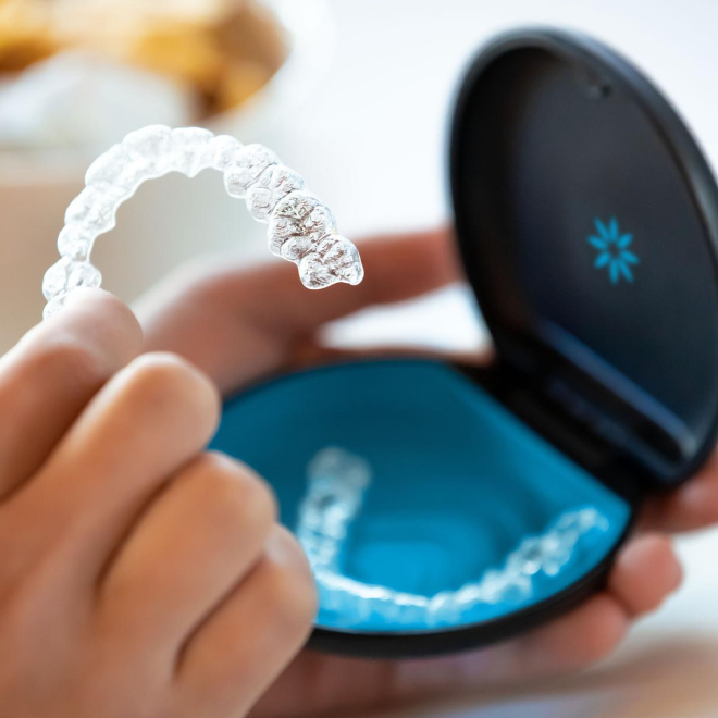 photo-hero-hand-holding-aligner-and-case