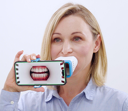 image-large-card-women-holding-virtaul-care-lens