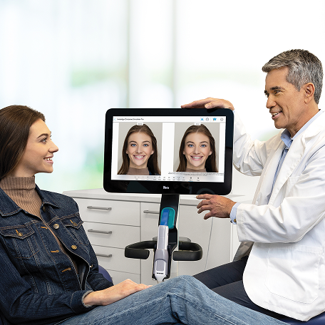 image-text-and-media-isosim-doctor-looking-at-patient