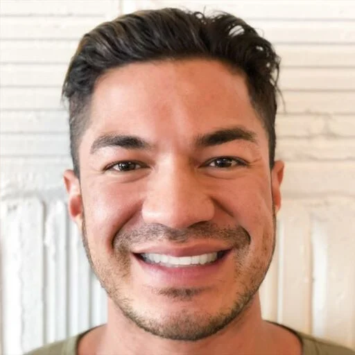 رجل يبتسم بعد نجاح علاج Invisalign®
