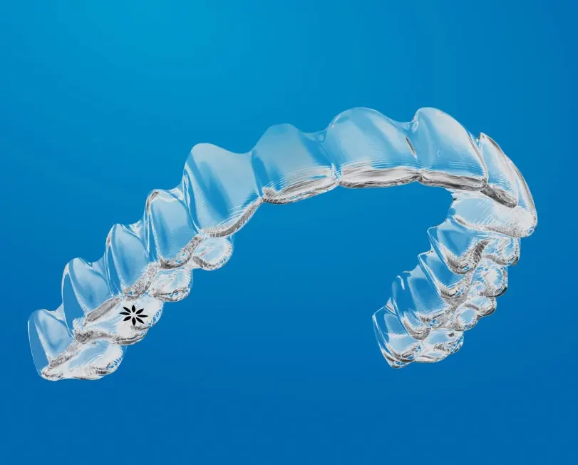 Allineatori trasparenti Invisalign® su sfondo blu