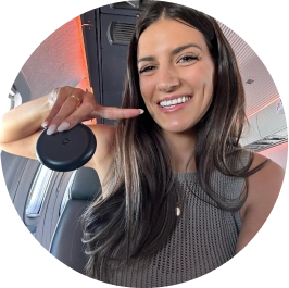 Donna che indica il suo sorriso.