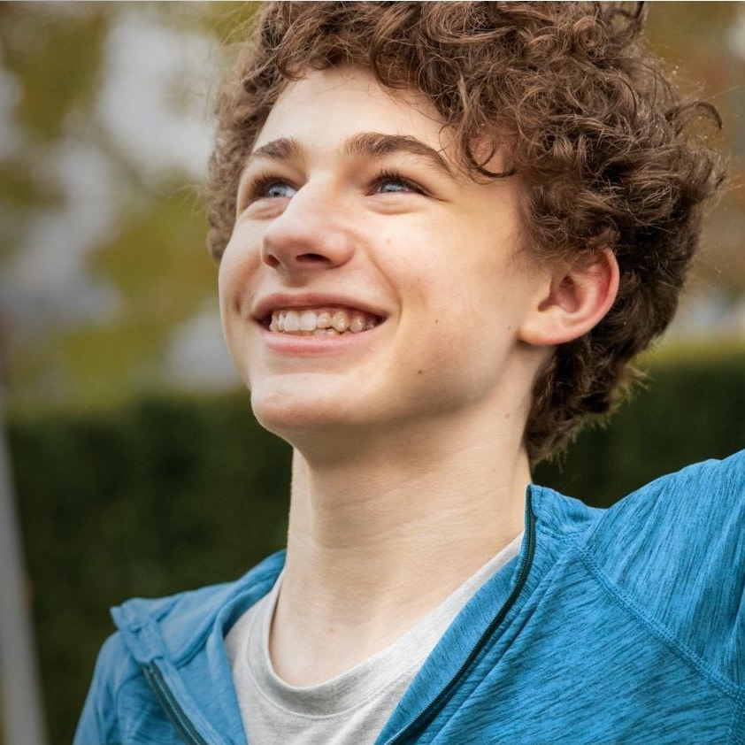 Un ragazzo sorridente dopo il trattamento Invisalign®