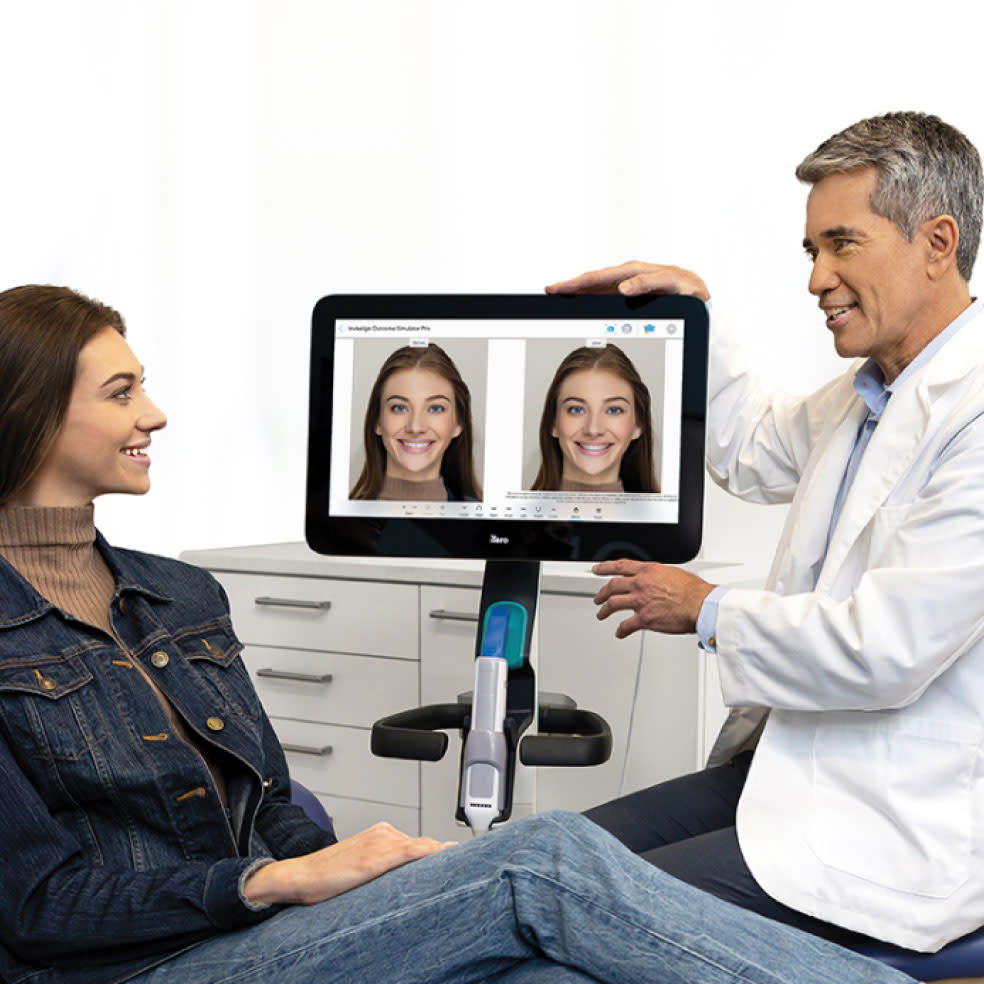 Doctor de Invisalign® enseñando a su paciente el posible antes y el después de su sonrisa con la tecnología ClinCheck