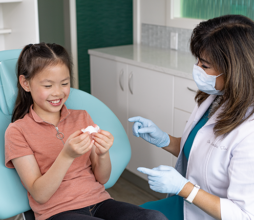 image-large-card-child-holding-aligner