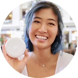 Ragazza sorridente che tiene in mano la custodia bianca dei Vivera™ Retainers.